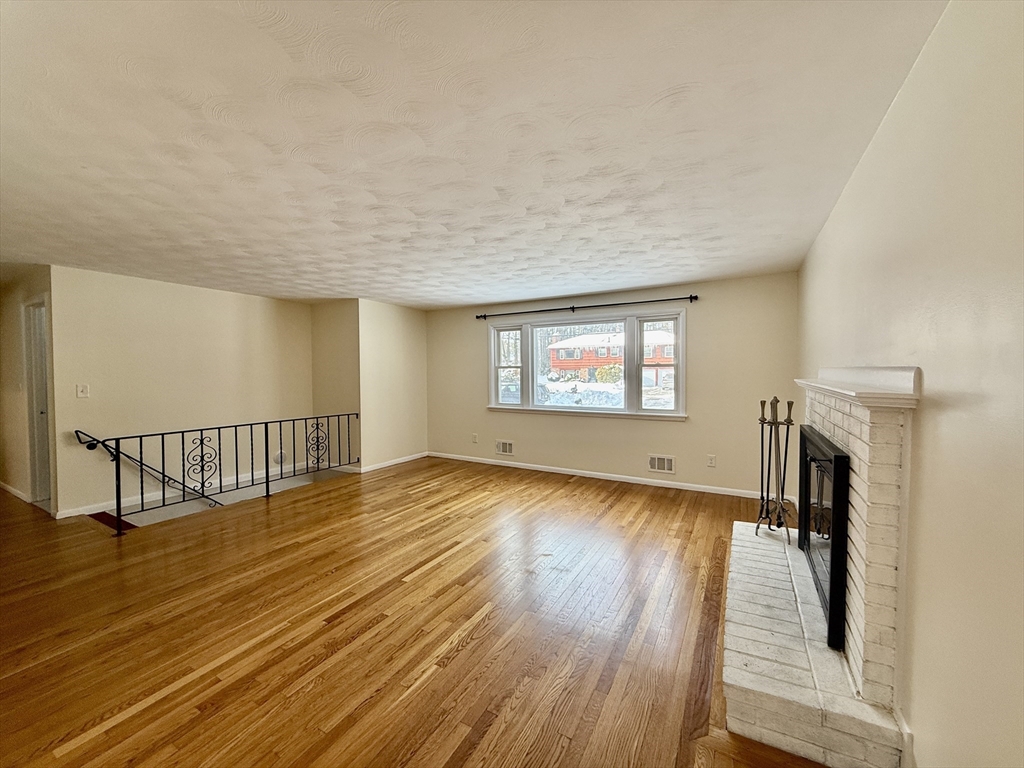 27 Ledgewood Road Framingham, MA 01701 - Photo 4 of 19