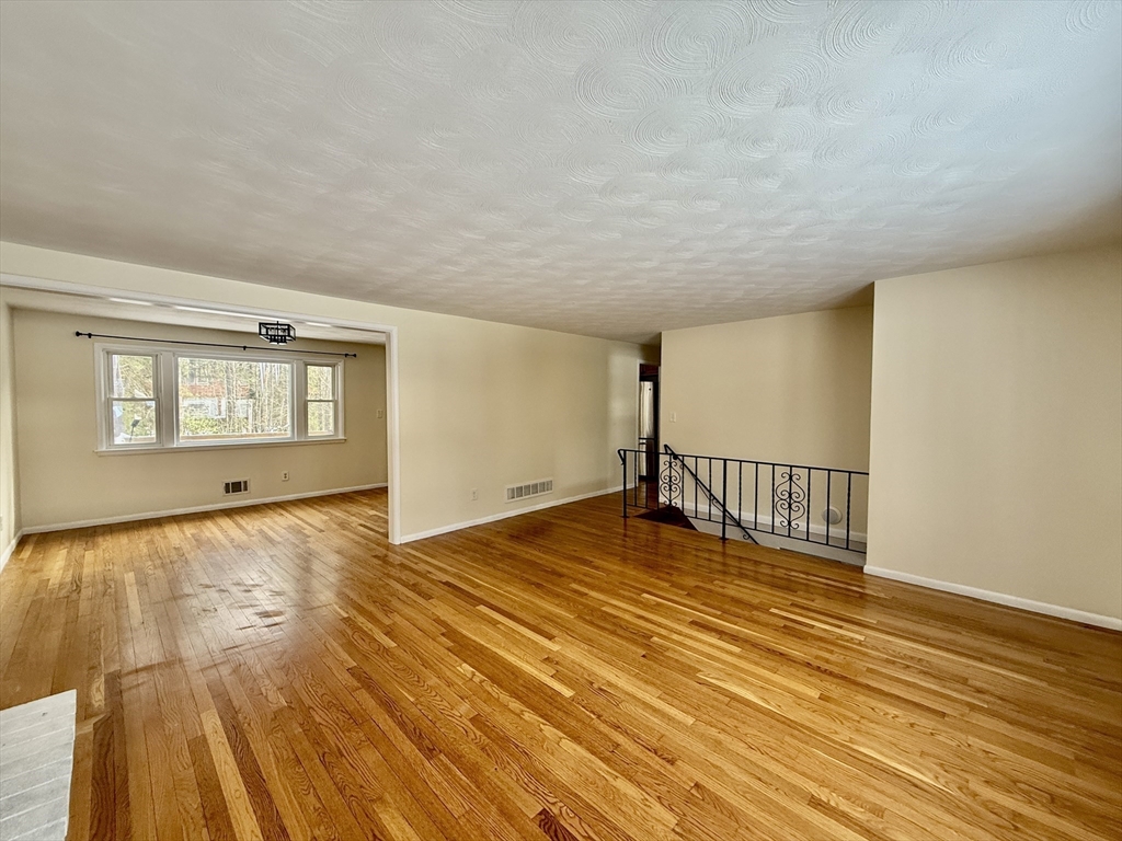 27 Ledgewood Road Framingham, MA 01701 - Photo 6 of 19