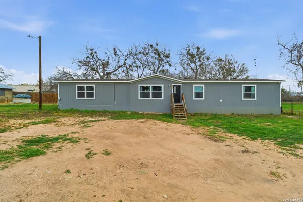 $284,899 | 934 7th Street, Floresville, TX 78114