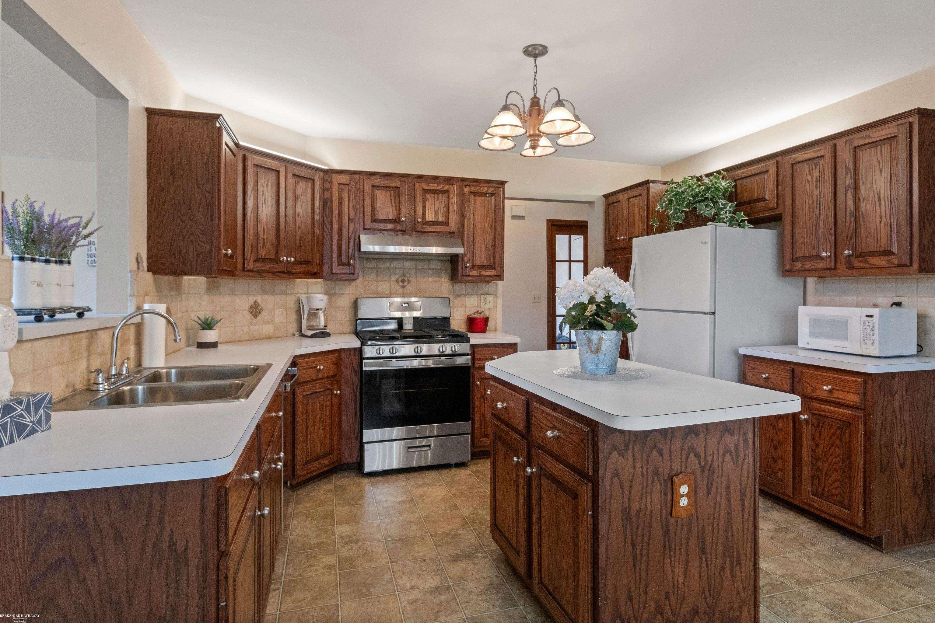 20120 Ridgeway Court Clinton Township, MI 48038 - Photo 14 of 32 50122148-13.JPG