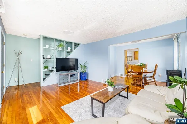 $625,000 | 40 South Drive, Rochelle Park, NJ 07662