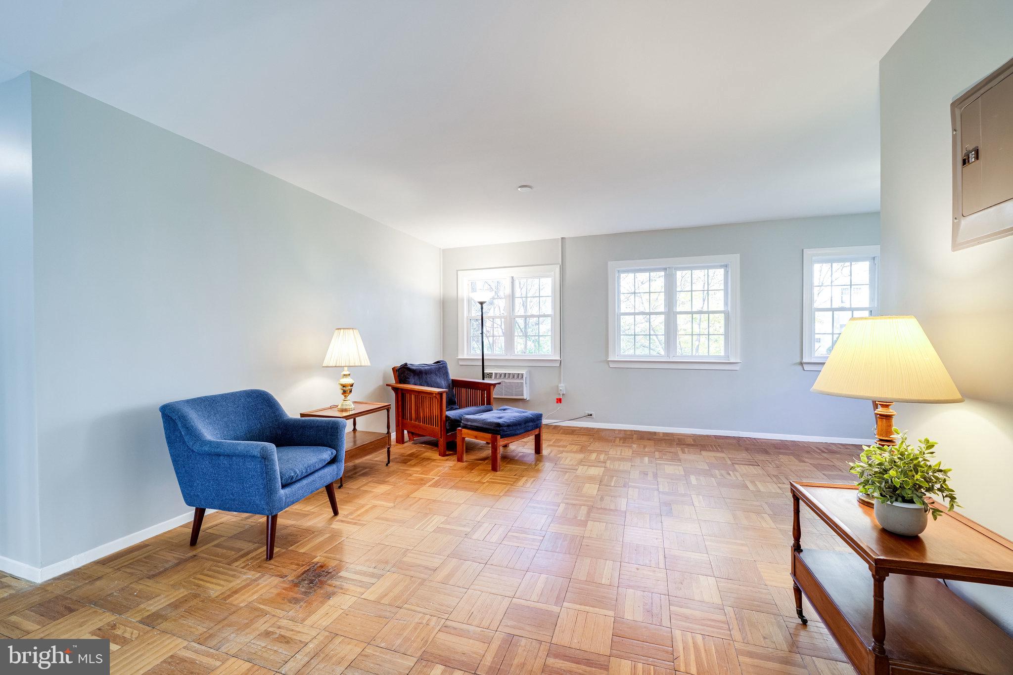 1741 Preston Road, Unit 962 Alexandria, VA 22302 - Photo 5 of 31 Tons of windows