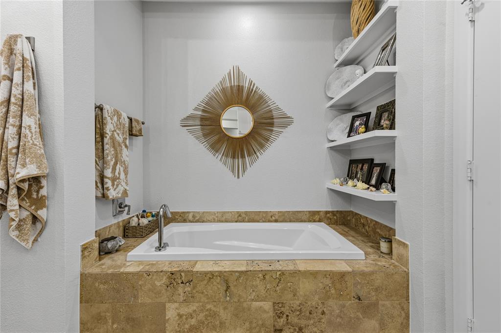 6269 Oram Street, Unit 23 Dallas, TX 75214 - Photo 21 of 39 a bathroom with a bathtub and a sink