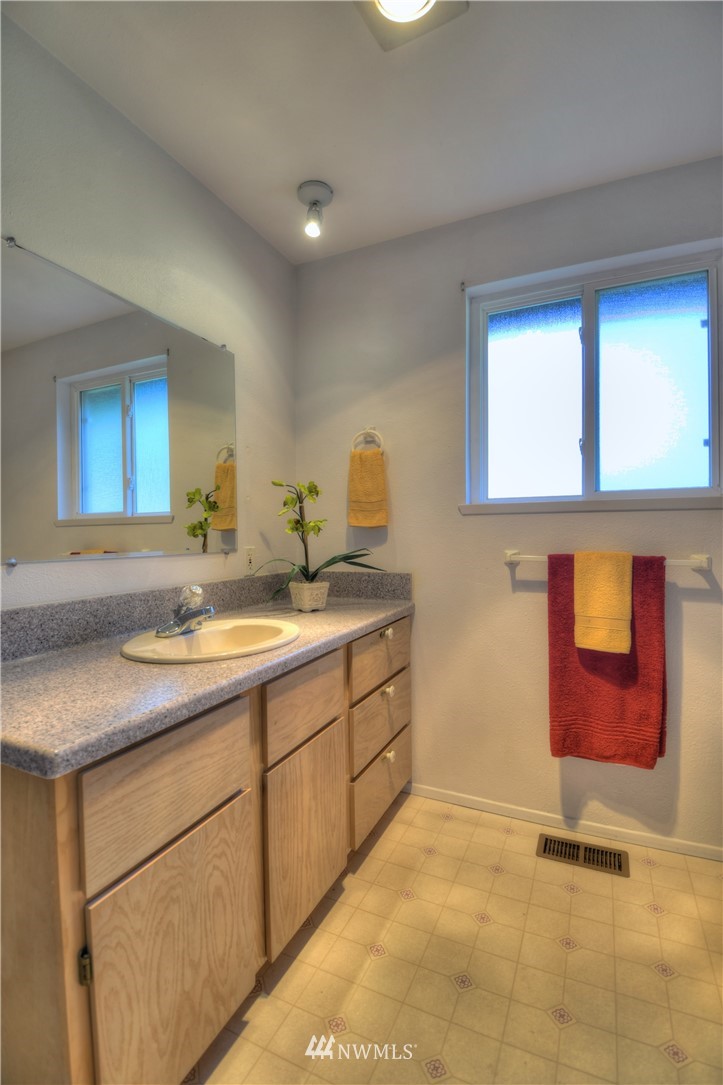 9224 Mullen Road Southeast Olympia, WA 98513 - Photo 12 of 25 Gallery Image 12