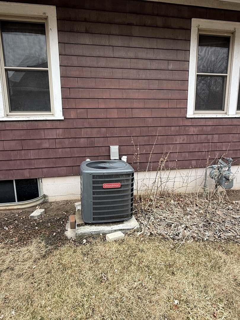 1849 Post Street Ottawa, IL 61350 - Photo 21 of 22 a front view of a house with a yard