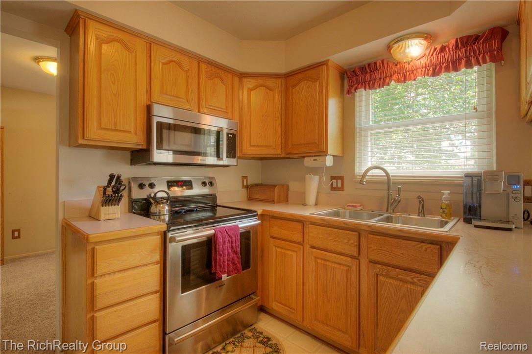 43861 Arlington Road Canton, MI 48187 - Photo 20 of 40 kitchen1.jpg