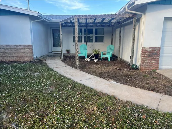a view of a house with backyard