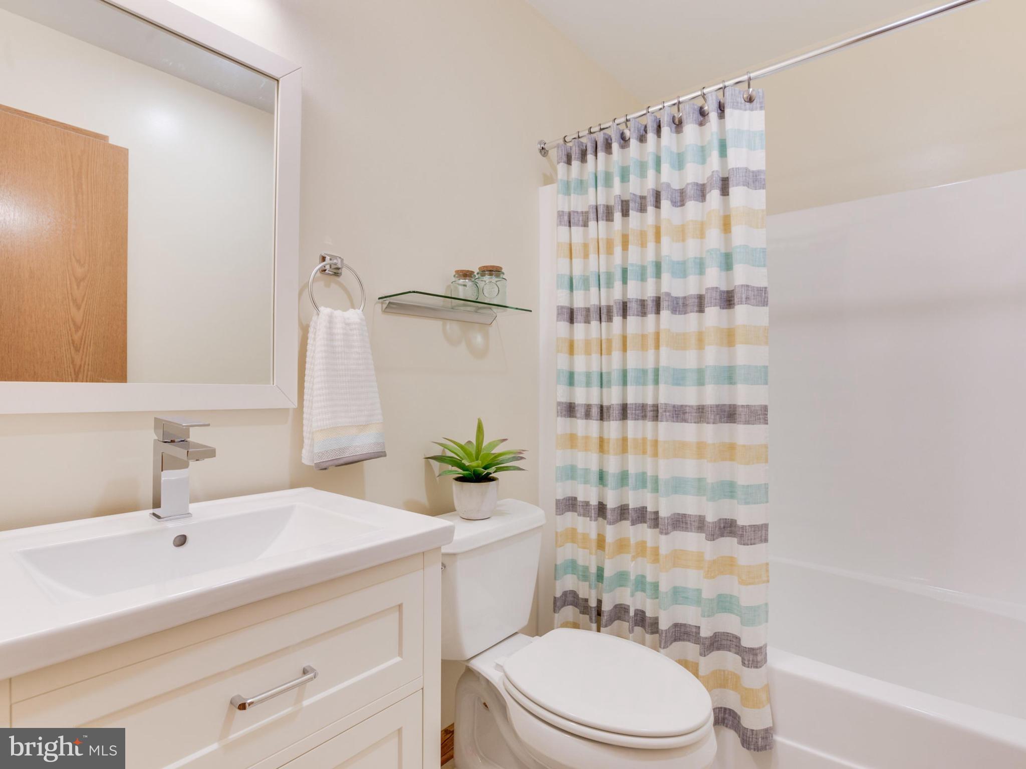 9405 Raintree Road Burke, VA 22015 - Photo 18 of 30 Upper Level Full Hall Bath