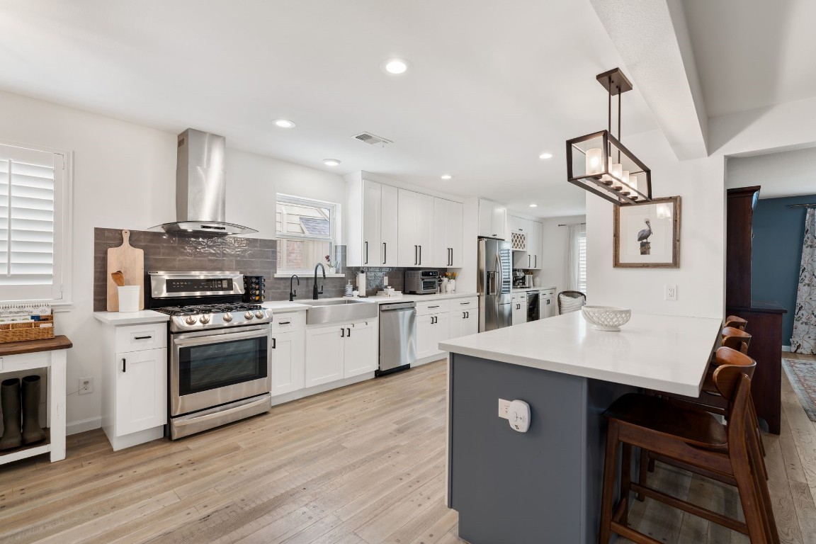 10619 Cranbrook Road Houston, TX 77042 - Photo 15 of 32 The peninsula provides enough space for additional seating.