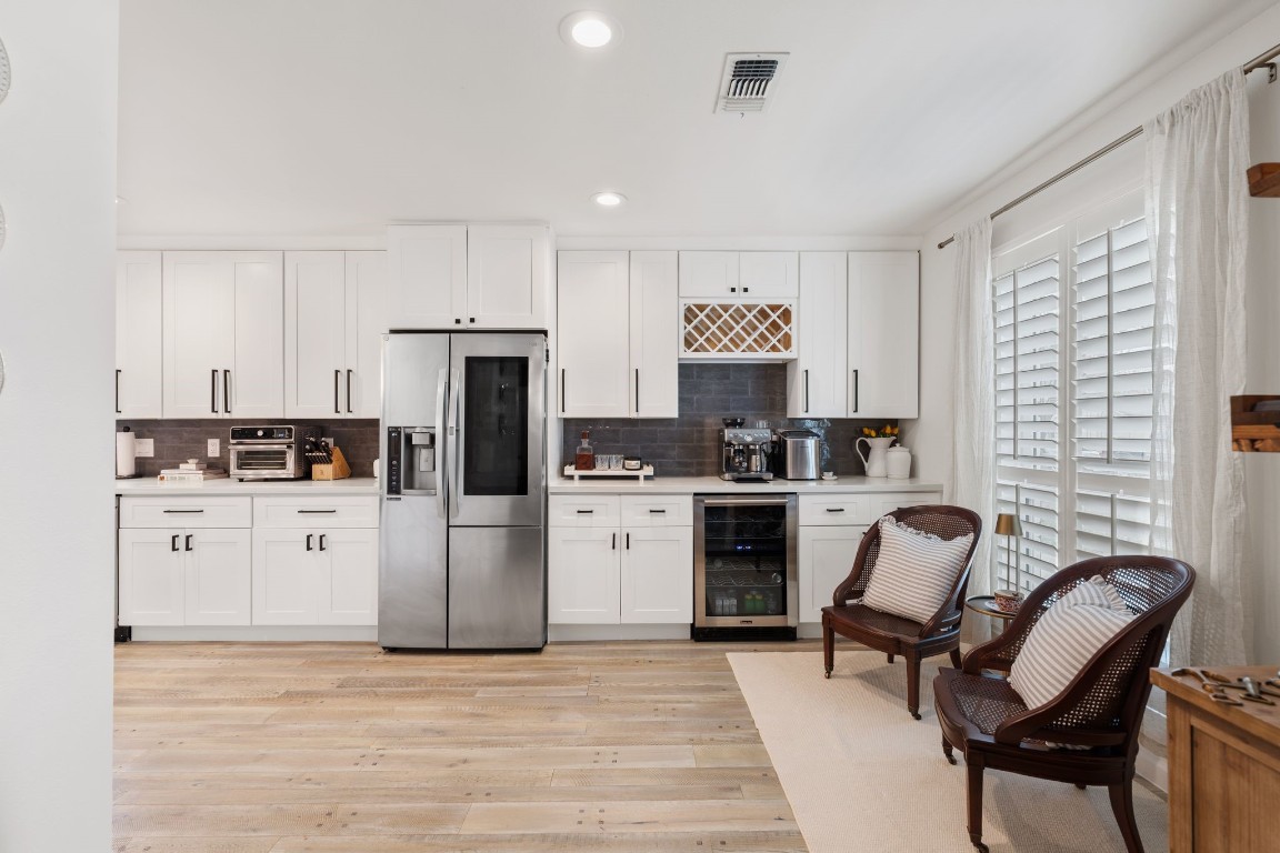 10619 Cranbrook Road Houston, TX 77042 - Photo 16 of 32 A sleek dry bar provides an additional space for serving drinks or making morning coffee.