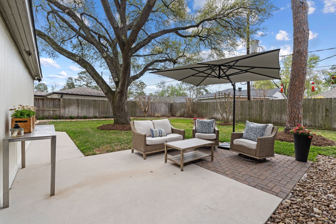 10619 Cranbrook Road Houston, TX 77042 - Photo 28 of 32 Step outside, and you’ll discover a backyard oasis.