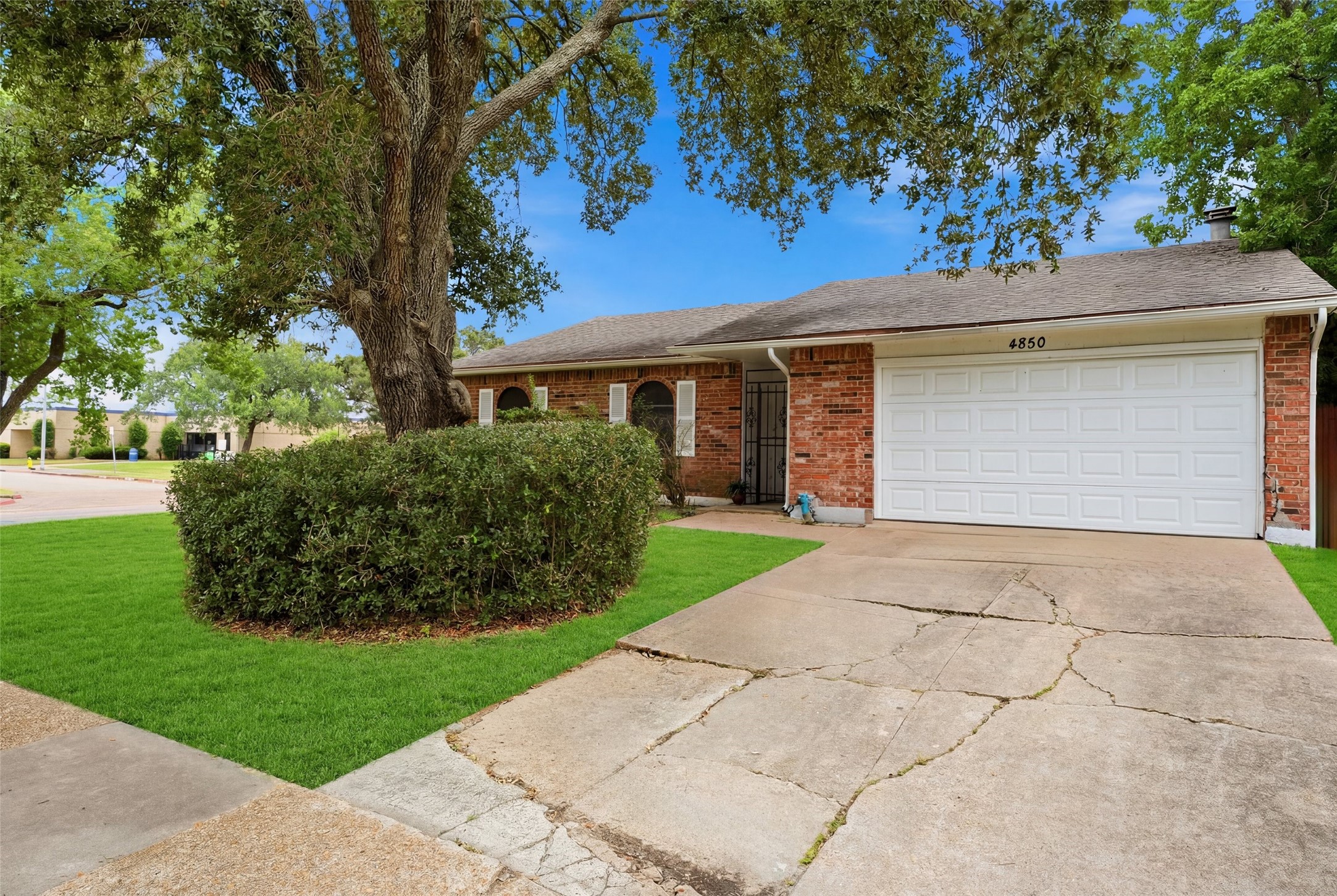 4850 Raven Ridge Drive Houston, TX 77053 - Photo 2 of 23