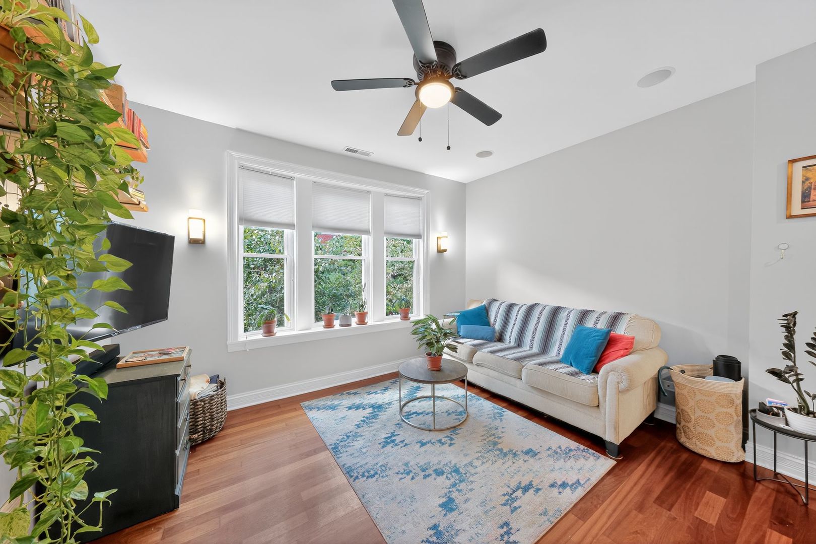 2578 West Lyndale Street, Unit 2 Chicago, IL 60647 - Photo 4 of 17 a living room with furniture and a potted plant