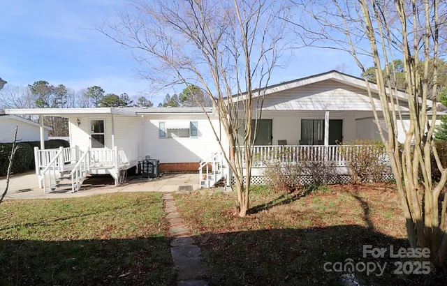 a view of a house with backyard