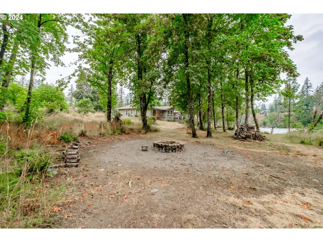 a view of a house with backyard