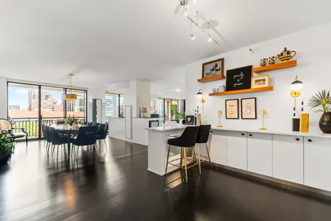 $1,685,000 | 55 West Delaware Place, Unit 1011, Chicago, IL 60610