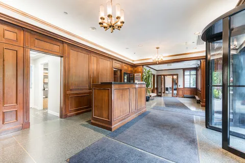$1,685,000 | 55 West Delaware Place, Unit 1011, Chicago, IL 60610