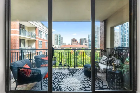 $1,685,000 | 55 West Delaware Place, Unit 1011, Chicago, IL 60610