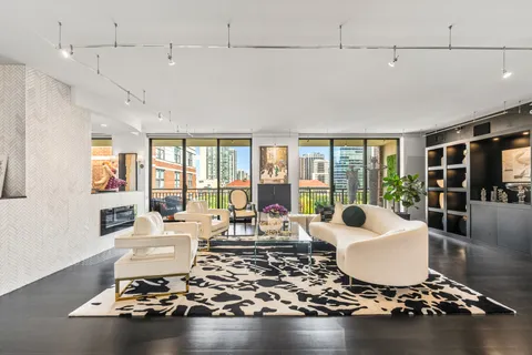 $1,685,000 | 55 West Delaware Place, Unit 1011, Chicago, IL 60610