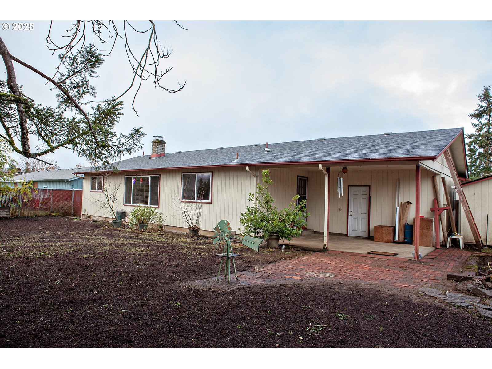 677 Laksonen Loop Springfield, OR 97478 - Photo 18 of 22 a front view of a house with garden