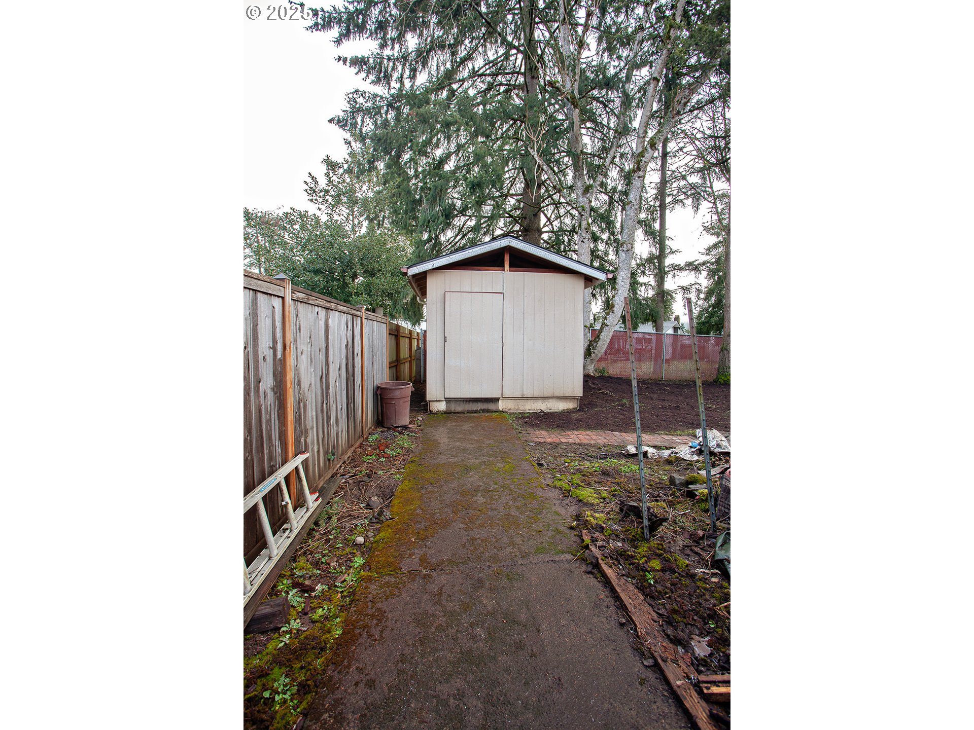677 Laksonen Loop Springfield, OR 97478 - Photo 22 of 22 a bathroom with a sink and mirror