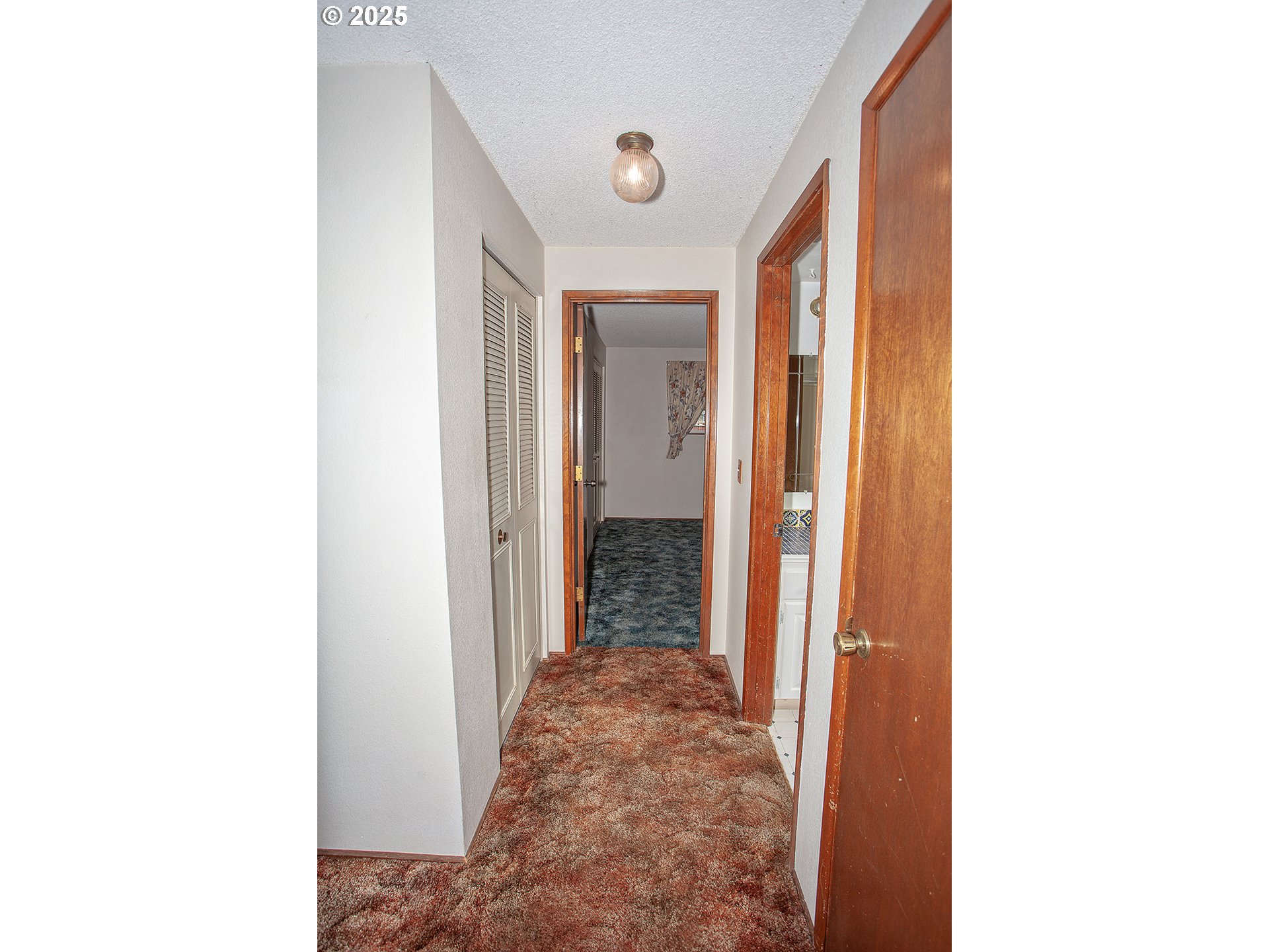 677 Laksonen Loop Springfield, OR 97478 - Photo 5 of 22 a view of a bathroom with a sink