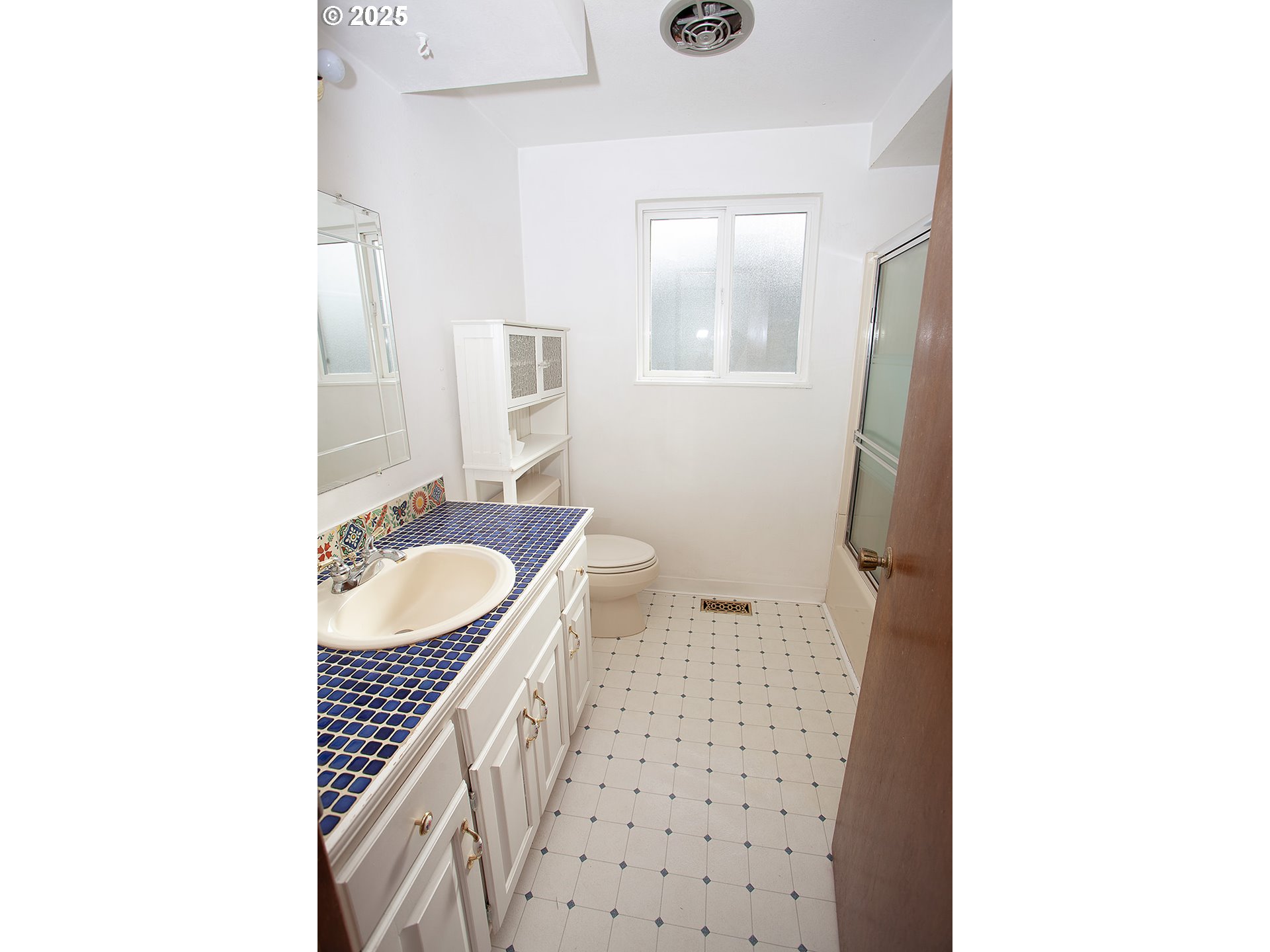 677 Laksonen Loop Springfield, OR 97478 - Photo 6 of 22 a bathroom with a sink and a mirror