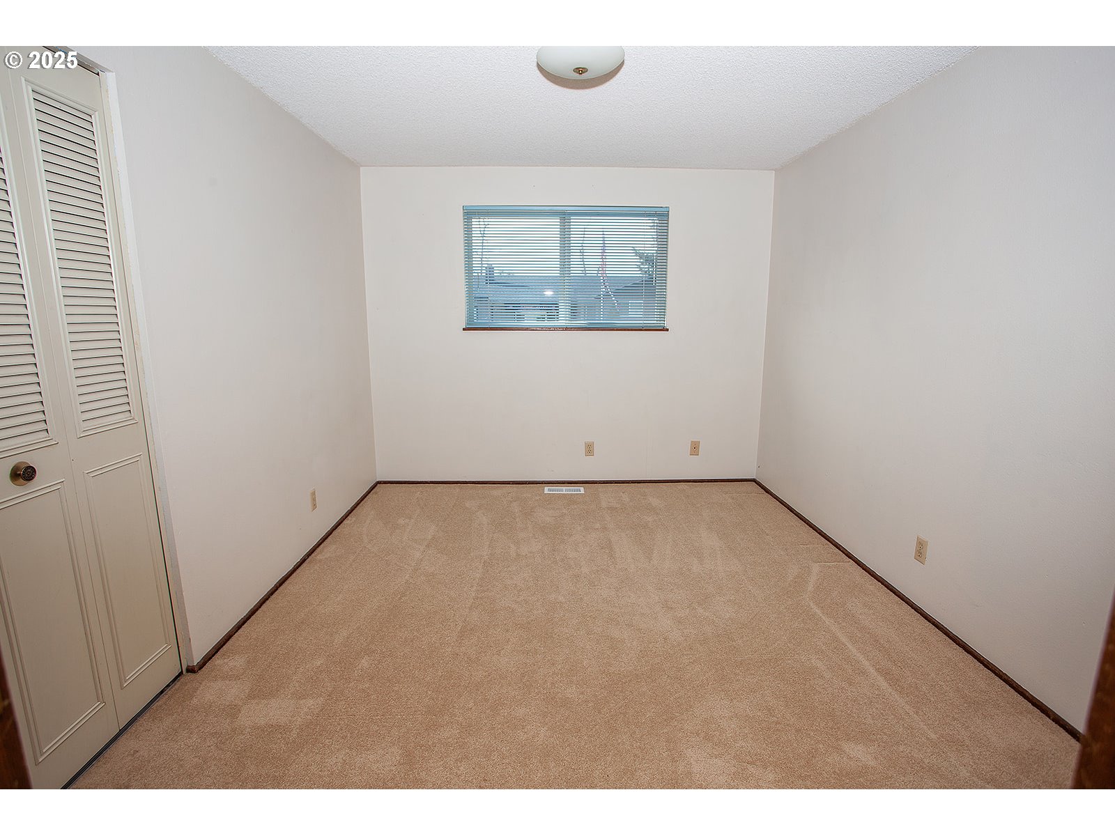 677 Laksonen Loop Springfield, OR 97478 - Photo 7 of 22 en empty room with windows