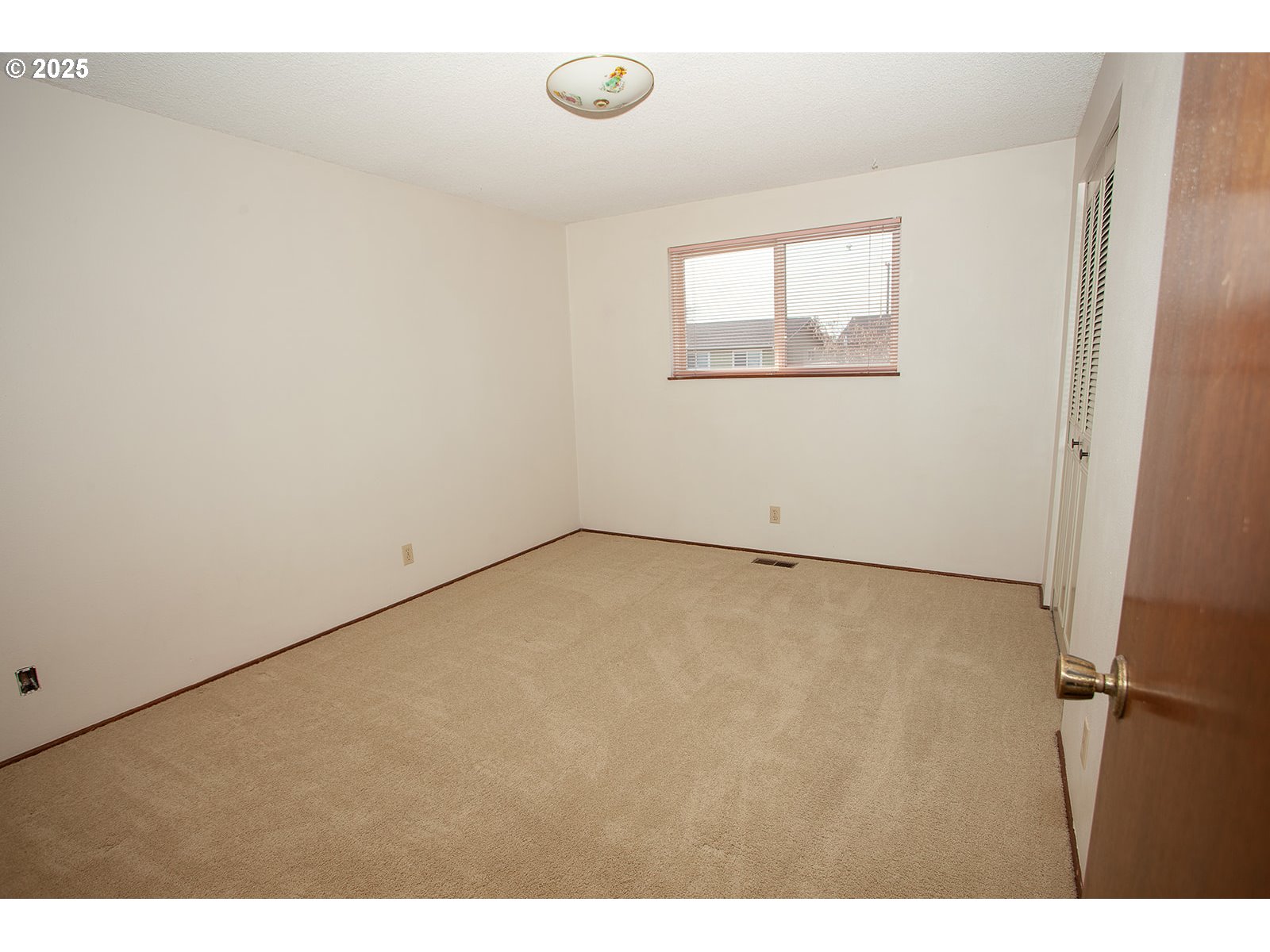 677 Laksonen Loop Springfield, OR 97478 - Photo 8 of 22 an empty room with a window