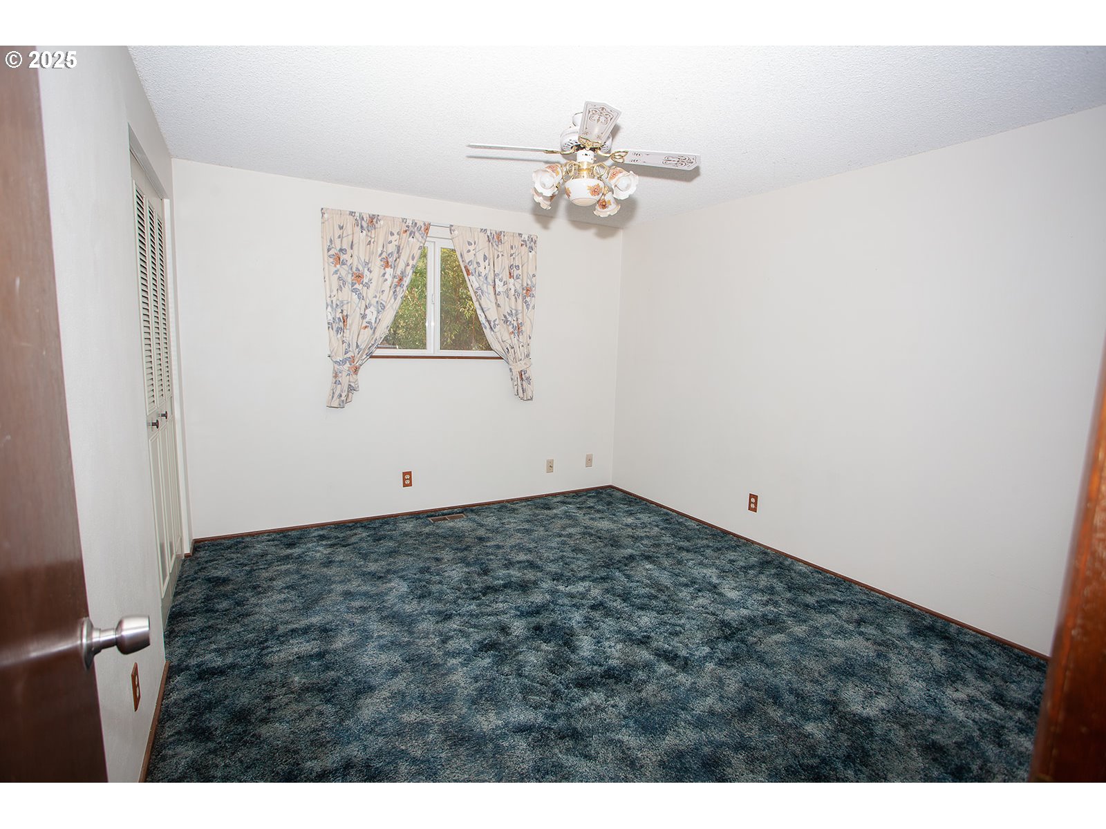 677 Laksonen Loop Springfield, OR 97478 - Photo 9 of 22 a view of a bedroom with a window