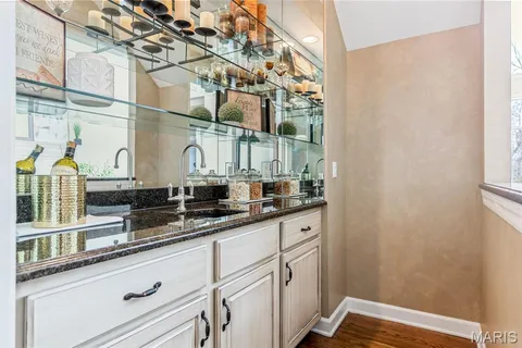 $1,690,000 | 1040 Greystone Manor Parkway, Chesterfield, MO 63005