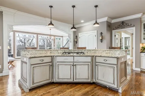 $1,690,000 | 1040 Greystone Manor Parkway, Chesterfield, MO 63005