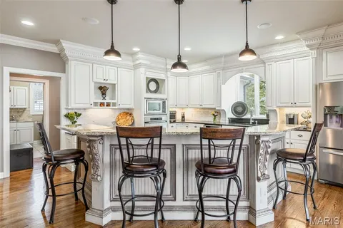 $1,690,000 | 1040 Greystone Manor Parkway, Chesterfield, MO 63005