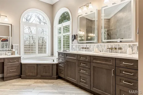 $1,690,000 | 1040 Greystone Manor Parkway, Chesterfield, MO 63005