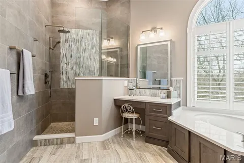 $1,690,000 | 1040 Greystone Manor Parkway, Chesterfield, MO 63005