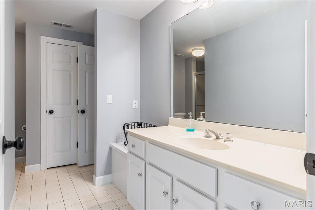 1040 Greystone Manor Parkway Chesterfield, MO 63005 - Photo 67 of 79