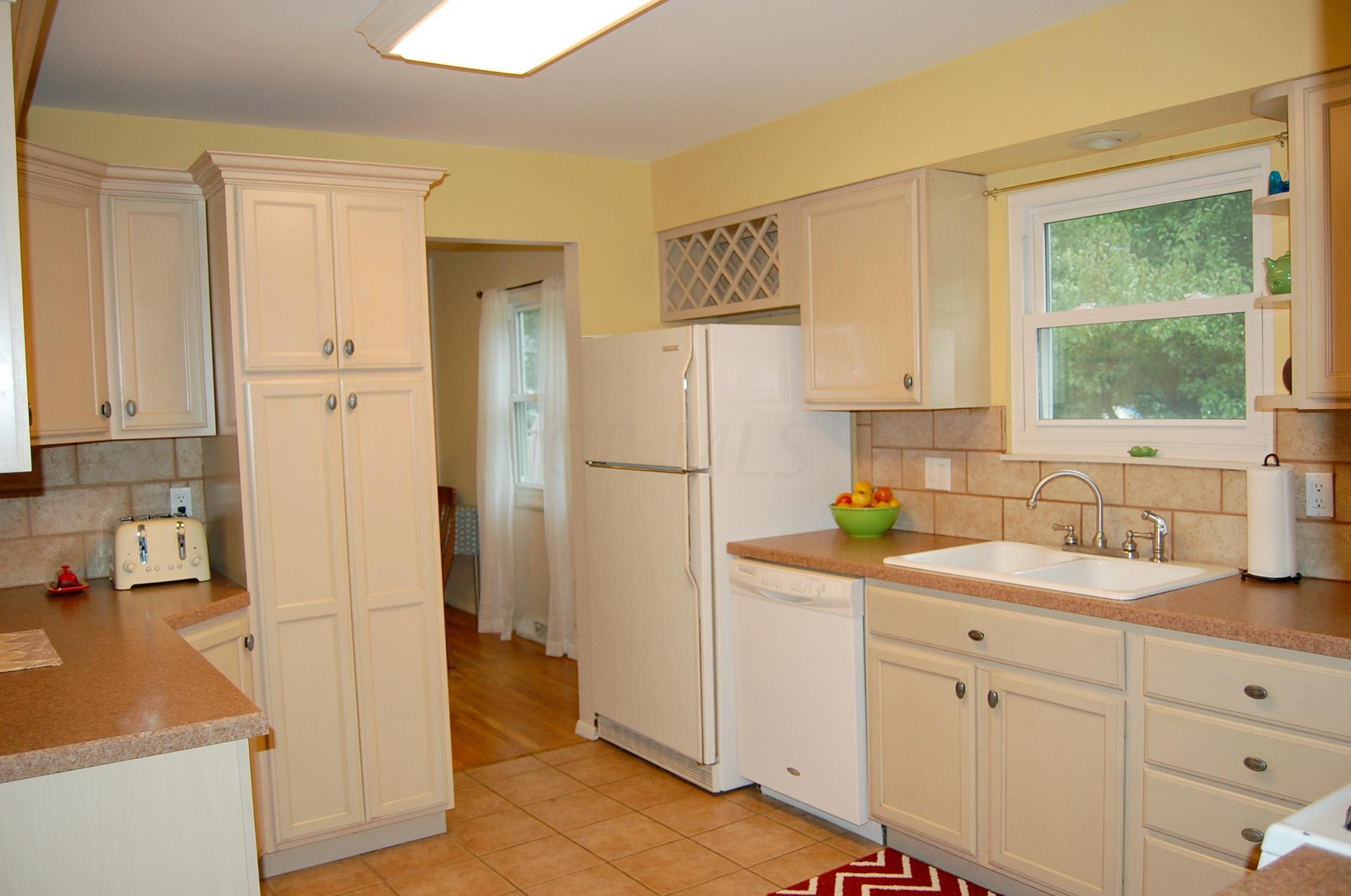 1111 Woodmere Road Columbus, OH 43220 - Photo 8 of 25