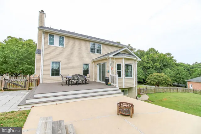 a view of a house with a big yard