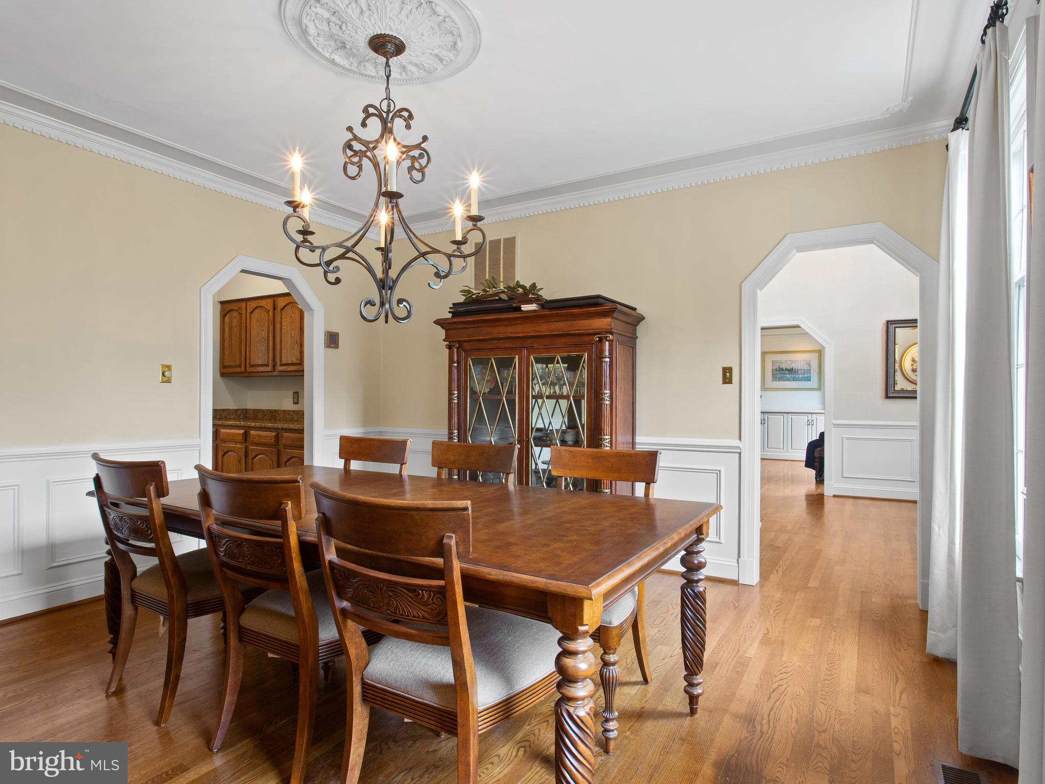 527 Post Oak Road Annapolis, MD 21401 - Photo 5 of 50 Dining Room - beautiful moldings