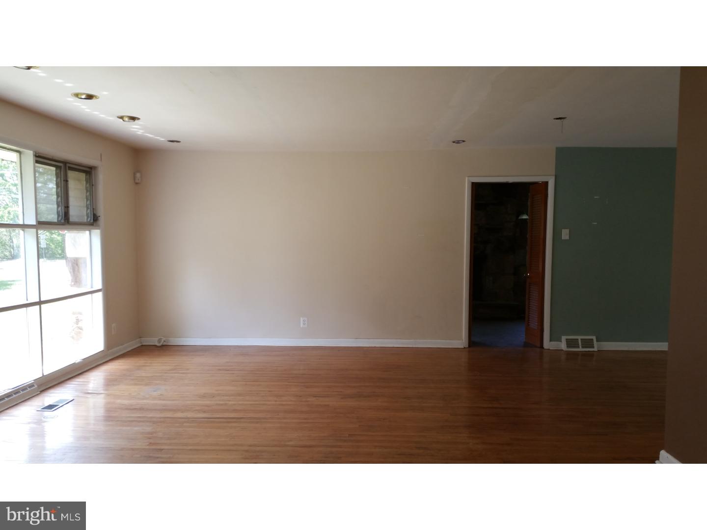 665 Linton Road Huntingdon Valley, PA 19006 - Photo 4 of 17