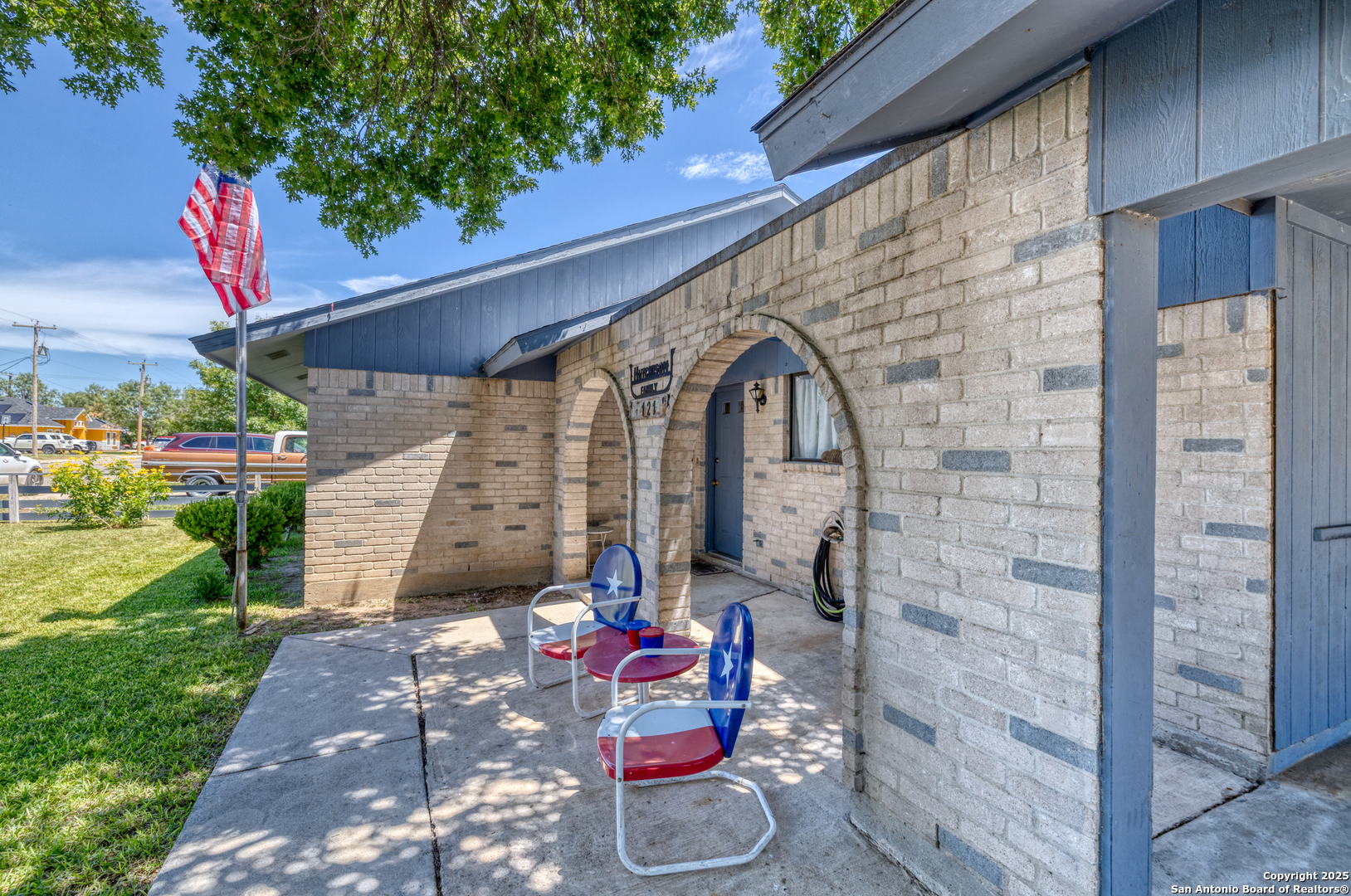 121 Rio Grande Street Uvalde, TX 78801 - Photo 5 of 29 a front view of a house with garden