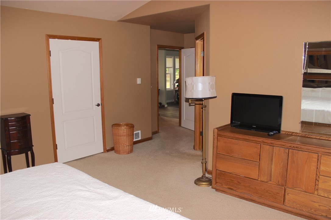 7436 Creekside Lane Southwest Rochester, WA 98579 - Photo 16 of 39