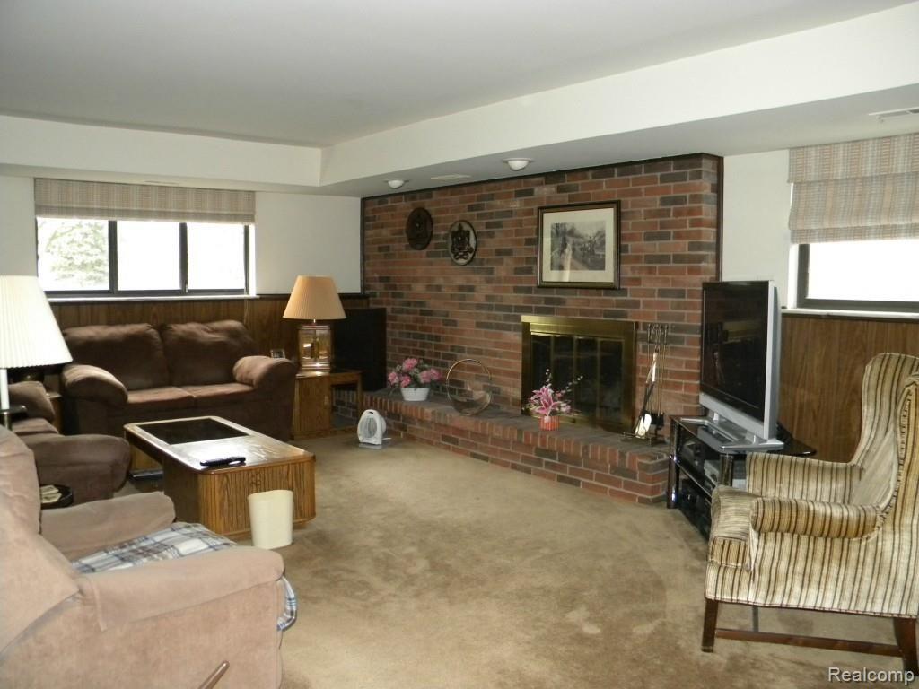 3807 Raintree Drive Troy, MI 48083 - Photo 9 of 17 049.jpg