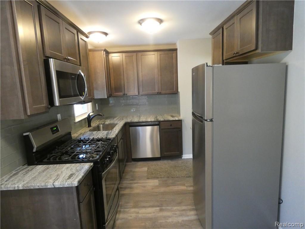70 Exmoor Road Waterford, MI 48328 - Photo 6 of 14 P1010458.JPG