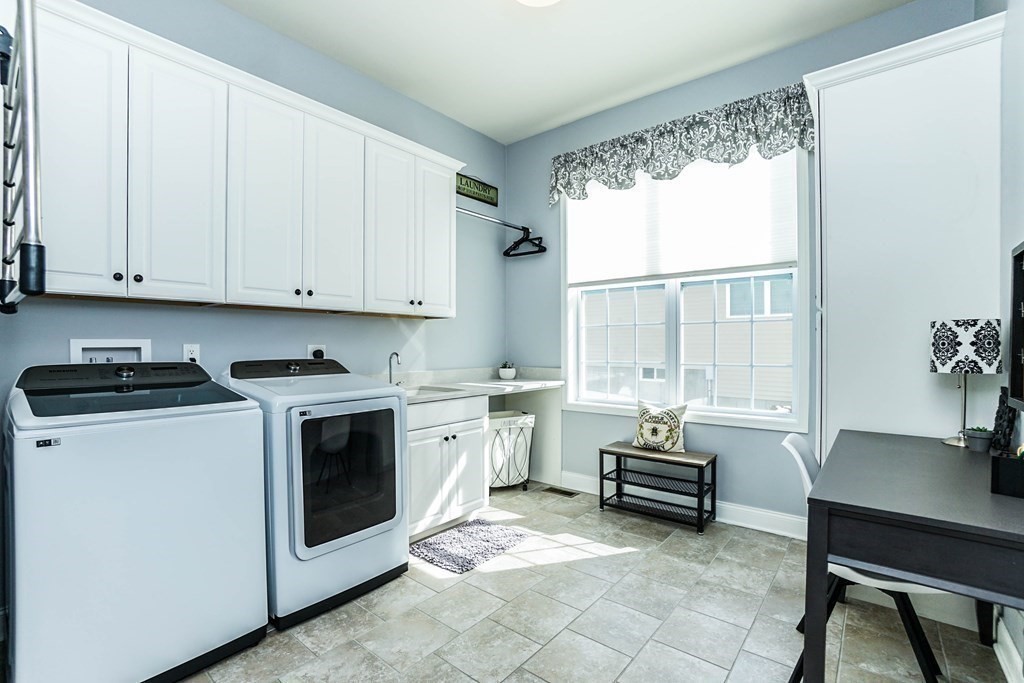 27 Pine Tree Drive, Unit 27 Methuen, MA 01844 - Photo 22 of 39 a kitchen with a stove a sink and a microwave