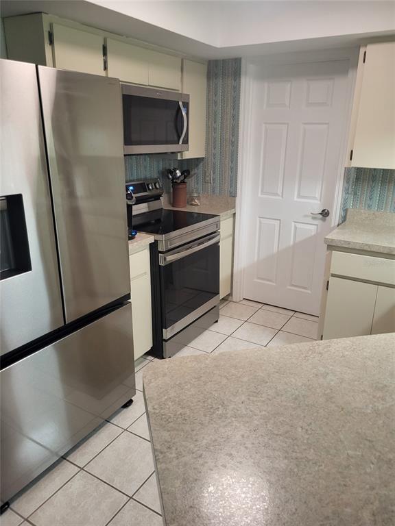 482 Pendleton Place Venice, FL 34292 - Photo 31 of 54 a kitchen with granite countertop a refrigerator and a stove
