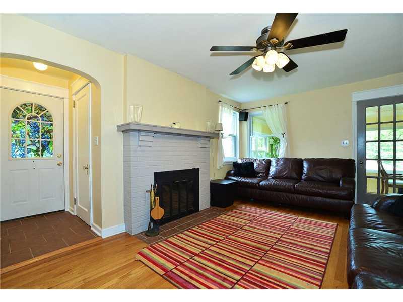 1144 Robinson Road Pittsburgh, PA 15237 - Photo 4 of 16 Living Room.