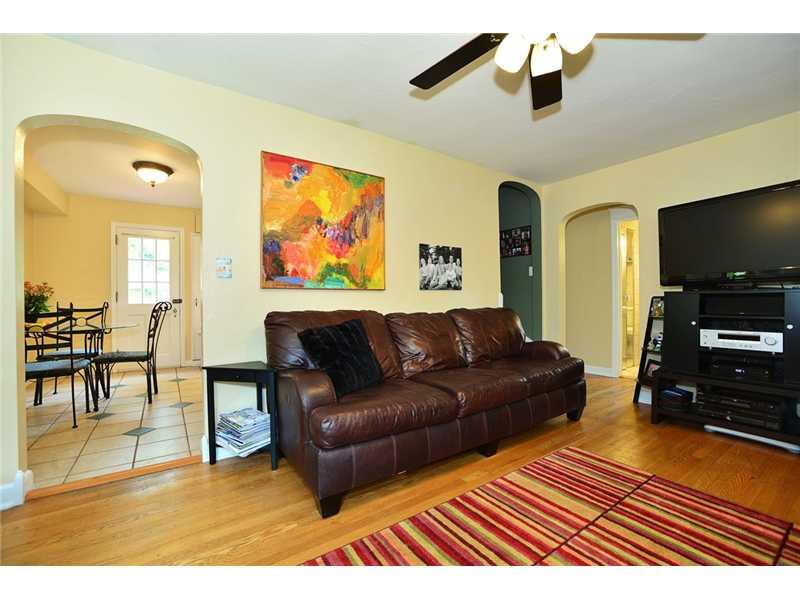 1144 Robinson Road Pittsburgh, PA 15237 - Photo 5 of 16 Living Room.