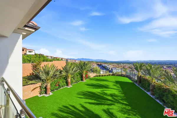 a view of a house with backyard