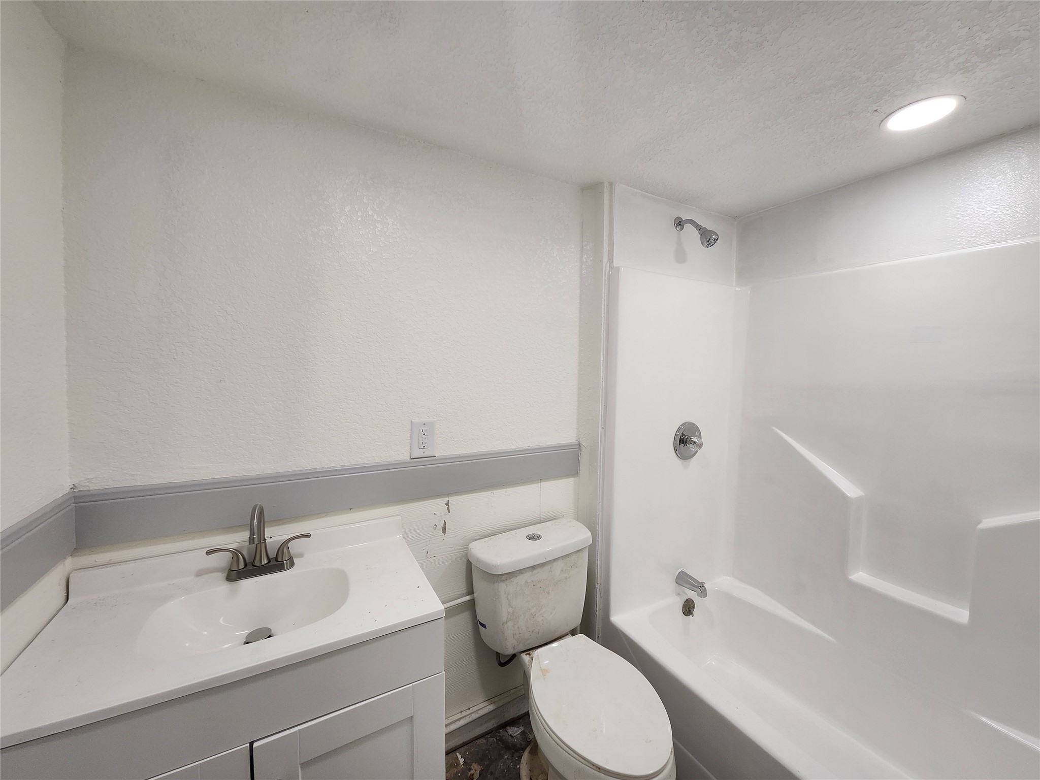 515 Thunder Road Surfside Beach, TX 77541 - Photo 18 of 31 Cozy bathroom with a convenient bathtub just off the living area.